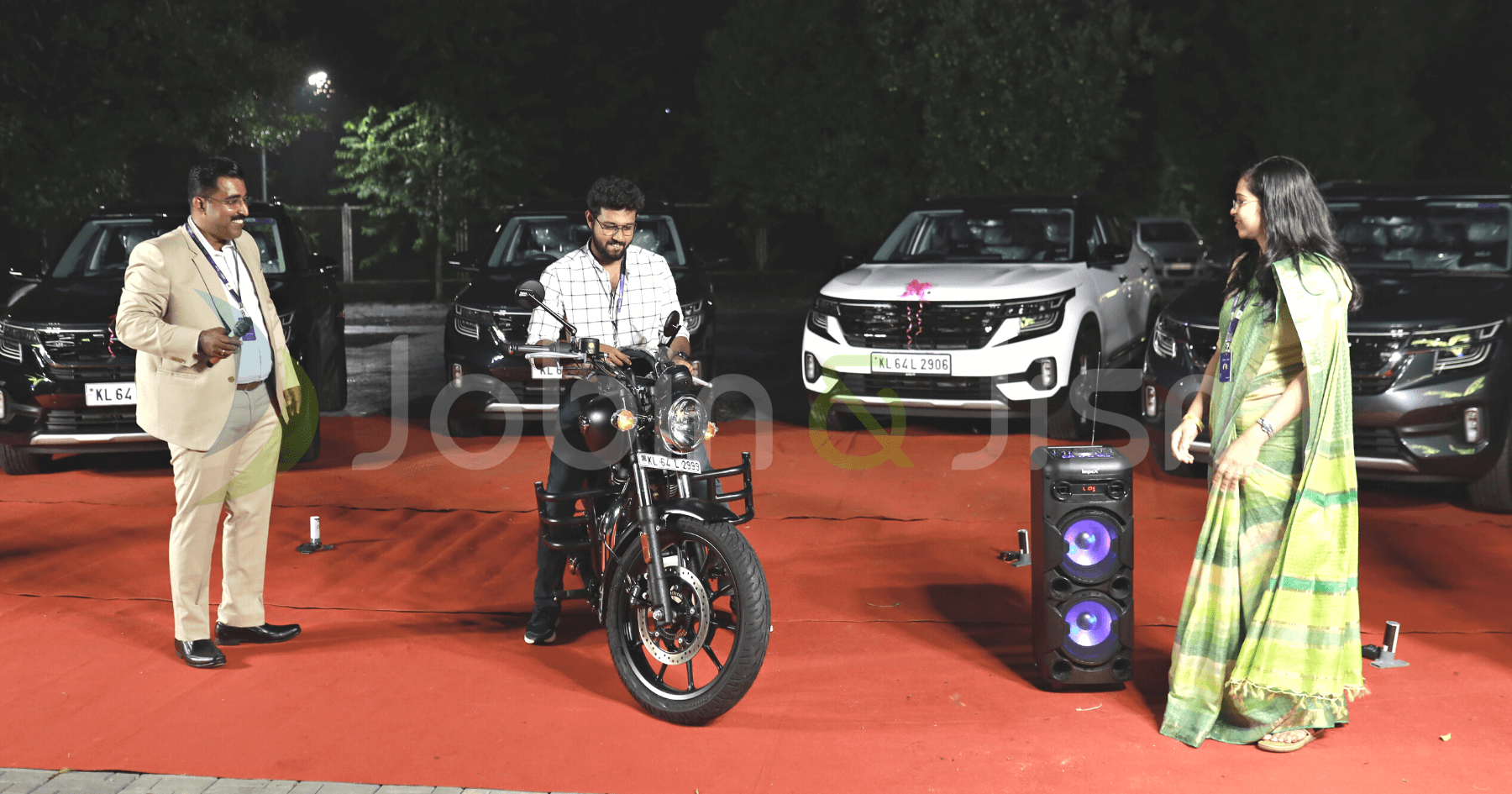 Chalakudy-IT-Company-Gifts-Seltos-Cars-to-Senior-Staff (1).png